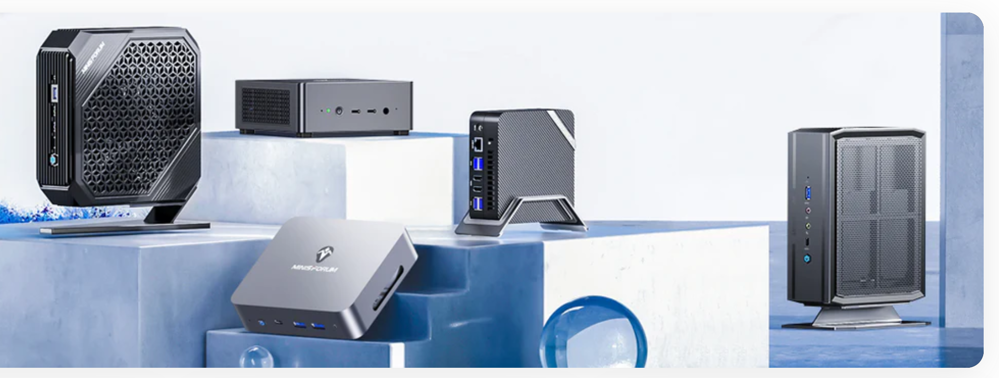 Mehrere Mini-Pcs von MINISFORUM auf metallischen Konstrukten
