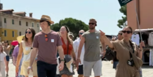 gruppo che visita una cittá a basso prezzo grazie ai vari codici sconto Musement