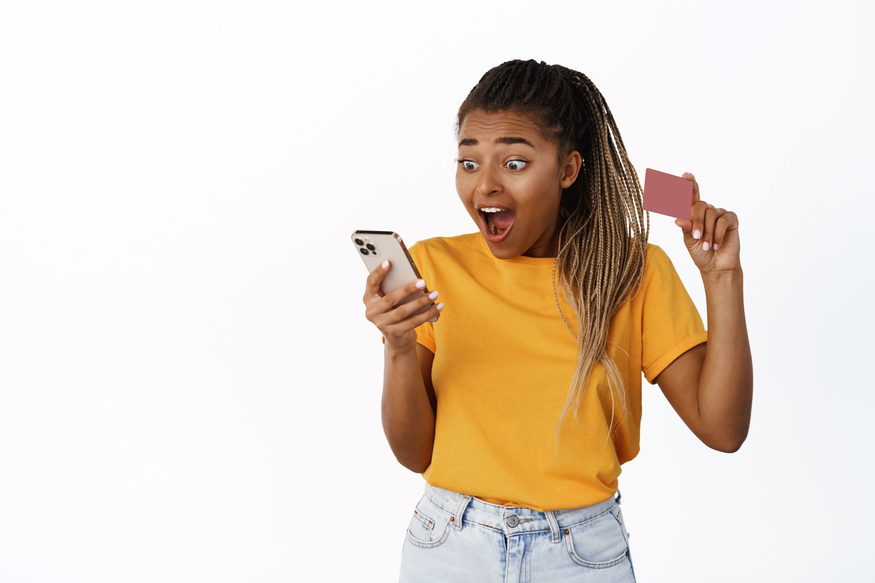 excited-girl-looking-her-mobile-phone-showing-credit-card-amazed klarna