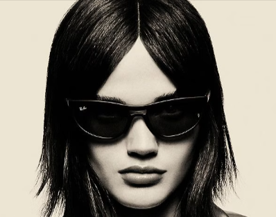 donna che indossa occhiali da sole Ray-Ban da comprare a buon prezzo con dei codici sconto Ray-Ban