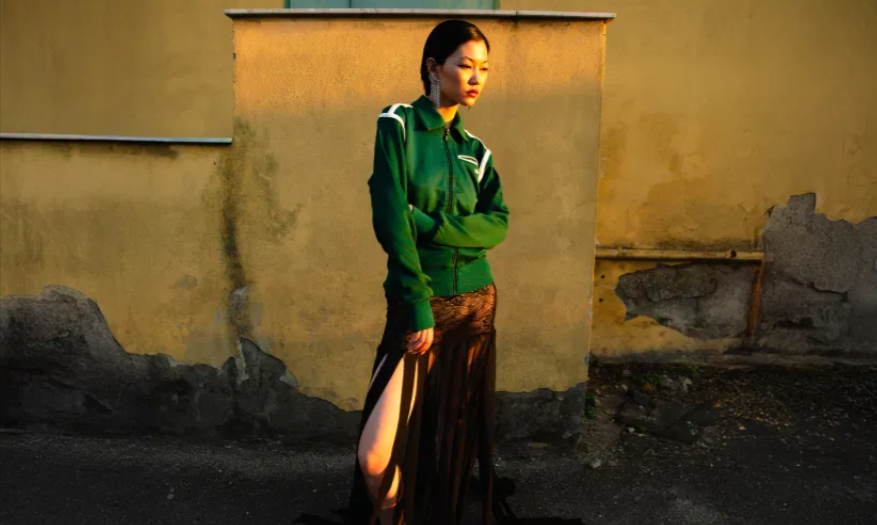 ragazza in posa con indosso dei vestiti Deliberti comprati con un codice sconto Deliberti