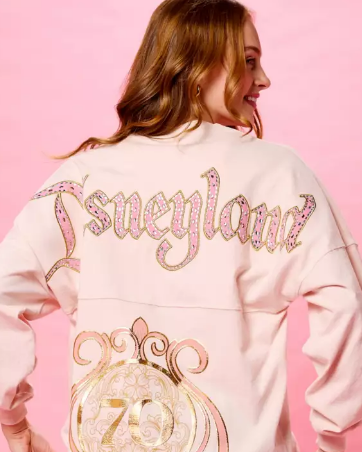 imagen de disney store de persona con chaqueta de disneyland rosa