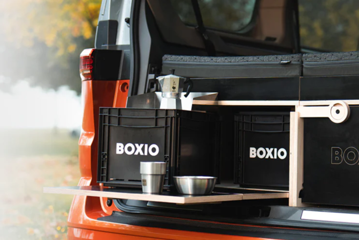 Behälter von BOXIO mit mehreren Bechern auf einer Auto-Ablage