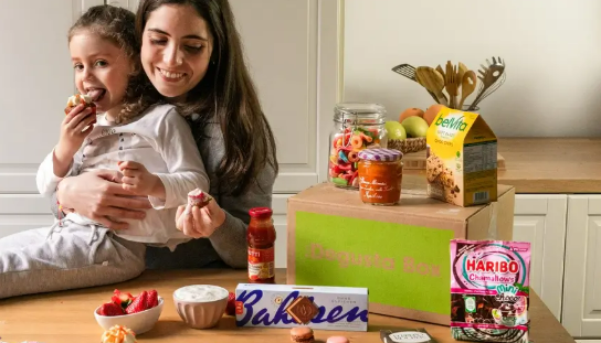 A mother and a child enjoying the content of a Degusta Box