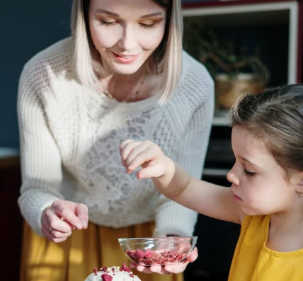 bambina e madre che festeggiano insieme la celebrazione della Festa della mamma acquistando dei regali con un codice sconto Festa della mamma