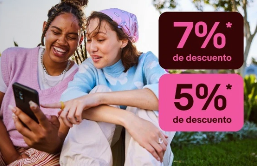 imagen de la web de eBay de chicas mirando descuentos de eBay en el móvil
