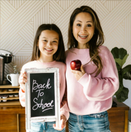 madre e figlia che attendono il Ritorno a scuola per acquistare in offerta materiale scolastico con codici sconto Ritorno a scuola