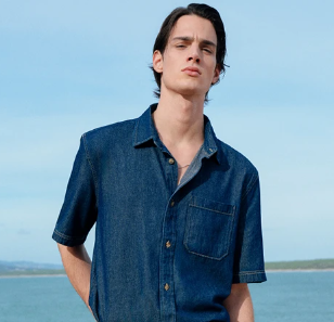 ragazzo che indossa una camicia comprata online con un codice sconto OVS