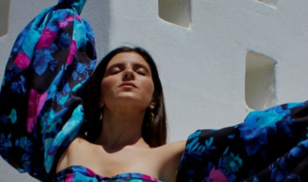 donna che indossa un vestito Drestige acquistato a basso prezzo grazie ad un codice sconto Drestige