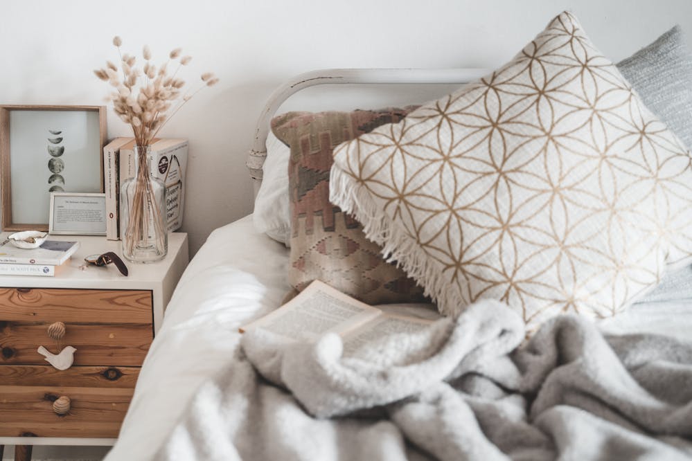 Online shopping deals for Black Friday: A bedroom with brown and white bedding and decor
