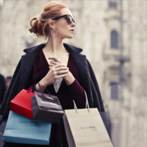 donna che fa shopping grazie alle promozioni Cyber Weekend e gira in cittá