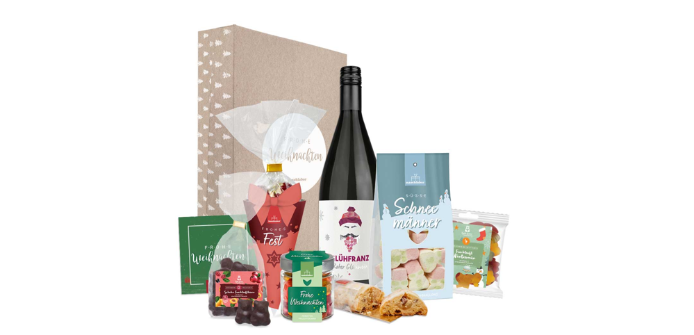 Eine große Geschenkbox von Naschlabor mit Flasche und mehreren verpackten Naschereien