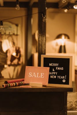 A sign saying Christmas Sale