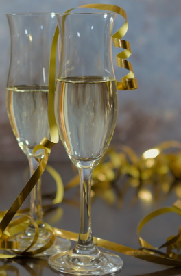 dos vasos de champagne con decoraciones con las ofertas año nuevo