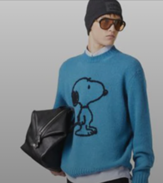 uomo che indossa una maglia blu da poter acquistare con un codice sconto MANIDA online