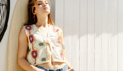 ragazza in posa con vestito Dixie comprato a basso costo con un codice sconto Dixie