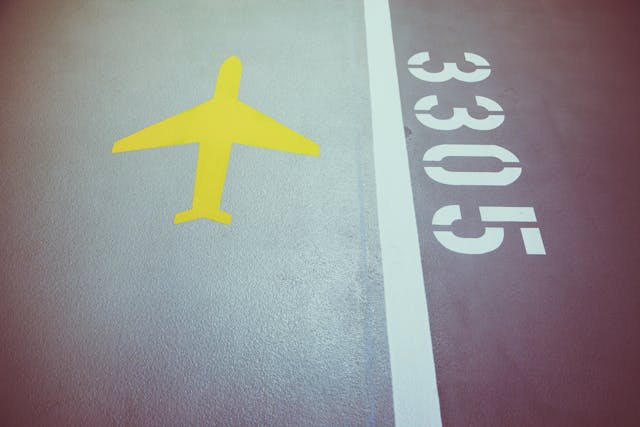An aiirport parking symbol on a tarmac in an airport.