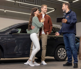 imagen de la web de compramostucoche de dos personas con un coche y vendedor
