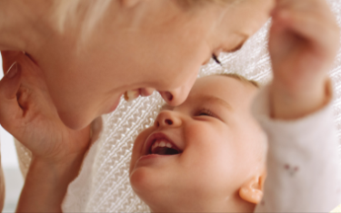 bimbo che gioca con la mamma dove aver comprato latte online con un codice sconto My Mellin Shop
