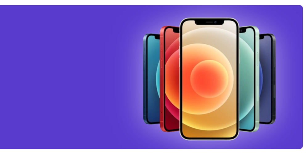 Mehrere verschieden-farbige Smartphones auf einem bläulichen Hintergrund
