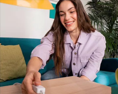 ragazza che accende la luce in casa, pagando un basso prezzo grazie ad un coupon Eni gas e luce
