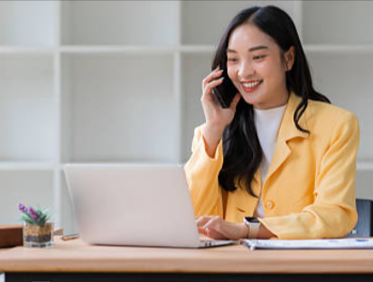 donna che acquista prodotti online a basso costo grazie ai codici sconto Giorno Dei Singles
