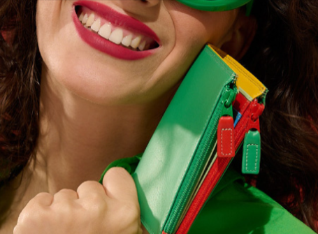 ragazza con portafoglio in mano acquistato in offerta grazie ai codici sconto Mywalit