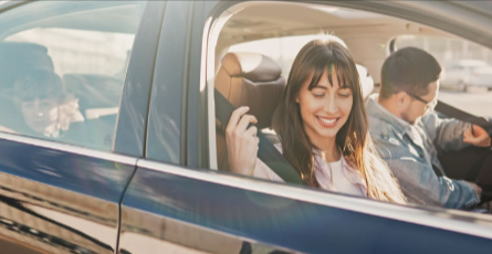 coppia che viaggia con macchina e poter parcheggiare grazie ai coupon MyParking
