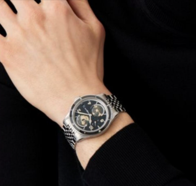 orologio indossato da uomo da poter acquistare in offerta con dei codici sconto Lux's Sons