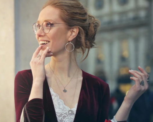 donna che fa shopping con delle buste in mano, risparmiando grazie ad un codice sconto Cyber Monday