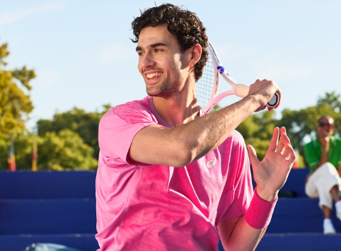 atleta che indossa abbigliamento da tennis comprato con un codice promozionale Maxi Sport online