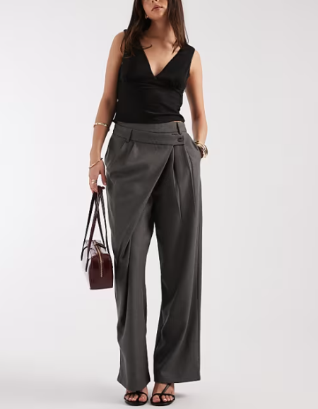 Winter fashion 2026: A model wearing Motel Kanna asymetric waist pants in charcoal grey