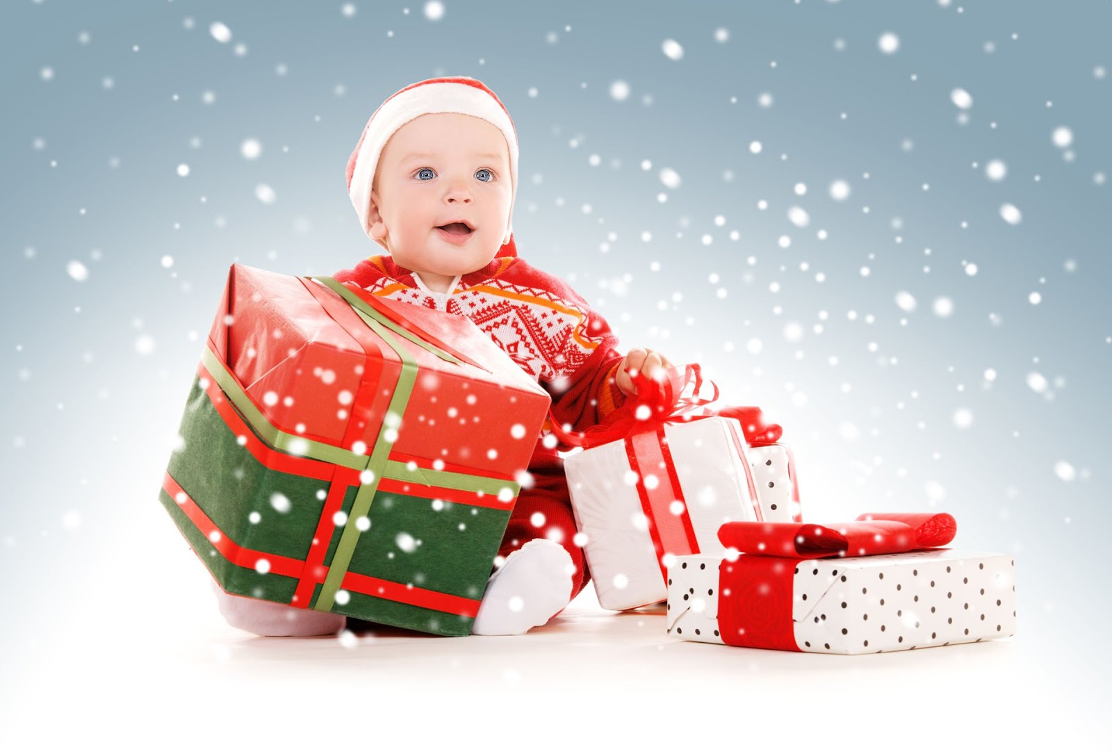 bambino nel periodo di Natale che compra regali da Das Baby con un codice sconto Das Baby