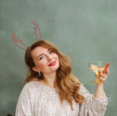 donna con calice in mano che festeggia dopo aver comprato un prodotto online con codici sconto Giorno Internazionale Della Donna