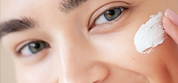 ragazza che spalma crema sul suo viso da poter acquistare con un codice sconto subitofarma