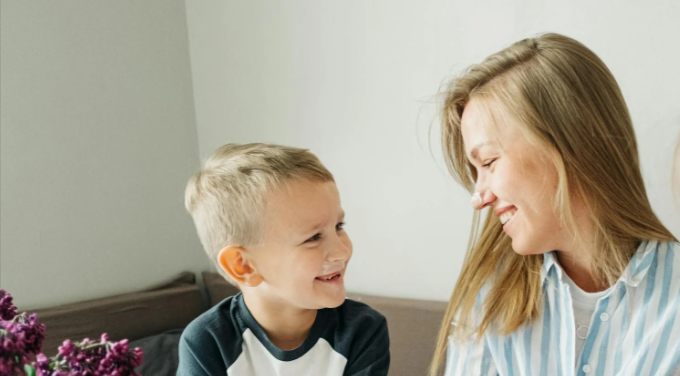 mamma e figlio che festeggiano insieme la festa per la mamma dopo aver acquistato online con un codice sconto Festa della mamma
