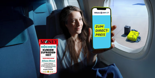 Eine Frau in einem Flugzeug, die ein Smartphone in die Kamera hält