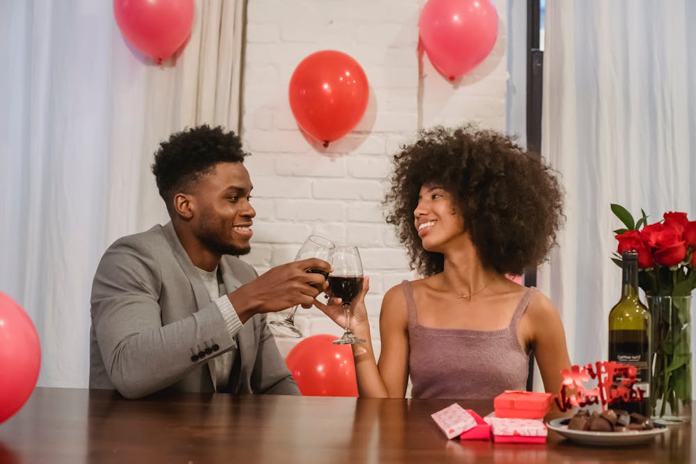Cheap date ideas for Valentine's Day: A couple having a romantic date