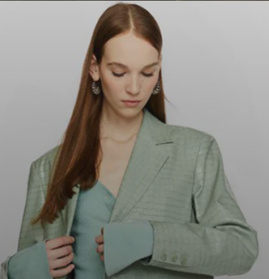 ragazza che indossa vestito verde da acquistare con un codice sconto MANIDA