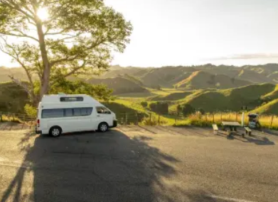 caravana de camplify blanca con las ofertas de camplify