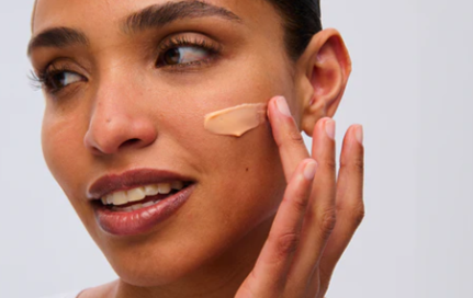 donna che utilizza crema sul viso da poter acquistare online con un codice sconto Marisa Profumerie
