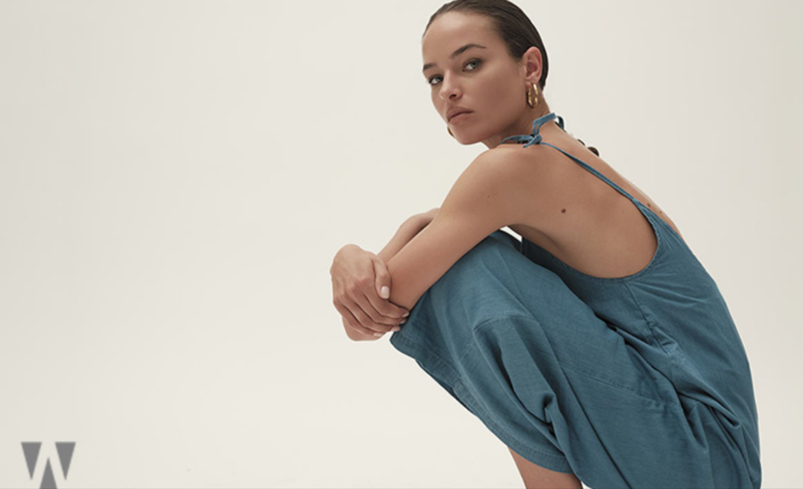 donna con un vestito azzurro comprato a basso prezzo con dei codici sconto D'Urso Boutique