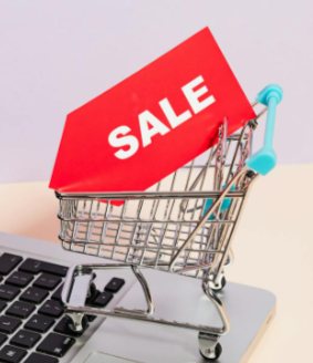 carrello vicino ad un laptop che indica molte offerte durante il Cyber Monday
