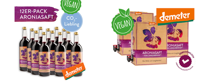 Mehrere Aronia-Flaschen und einige Päckchen mit Aroniasaft mit diversen Siegeln