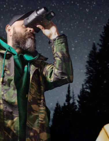 A man using the AKASO Seemor-200 night vision goggles with AI-ISP Tech