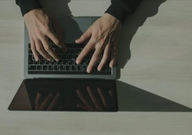 uomo che utilizza iubenda a pagamento comprato con un codice sconto iubenda online