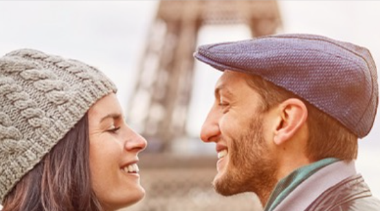coppia a Parigi che ha preso un volo ITA Airways usando un codice sconto ITA Airways