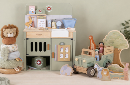 Mehrere Stoff- und Holzspielzeuge für Babies und Kleindkinder