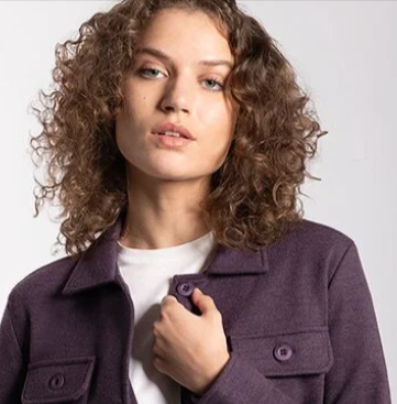 donna che indossa una giacca da poter acquistare con un coupon Rewoolution