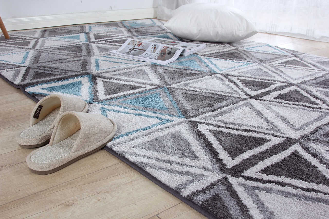 alfombra y pantuflas en el suelo de madera y una almohada